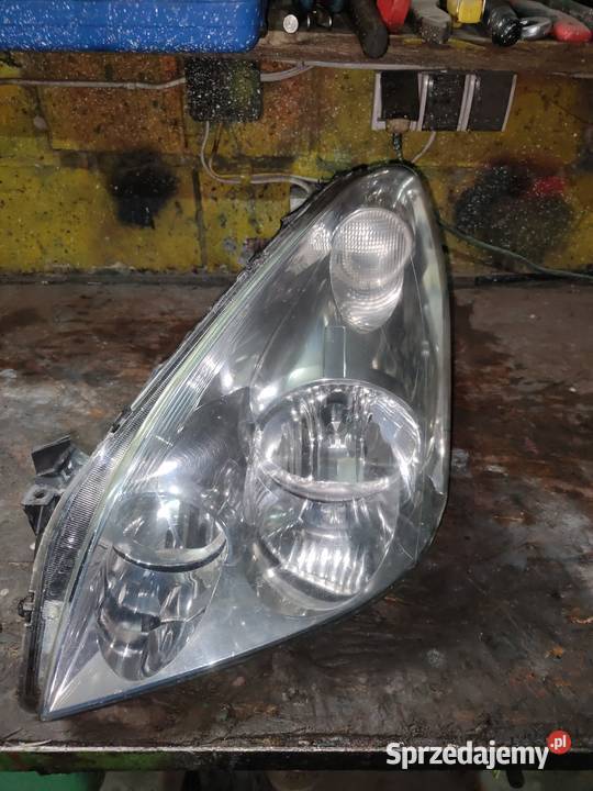 lewa lampa na części pęknięta obudową z Toyota Terebiń