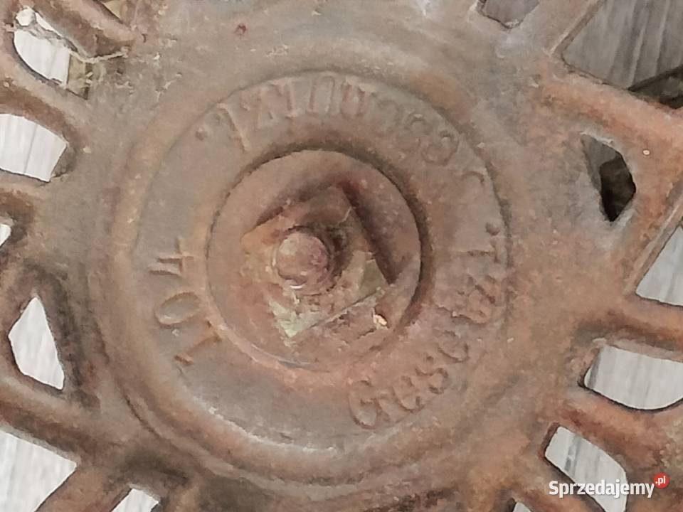 Stary żeliwny stojak pod choinkę