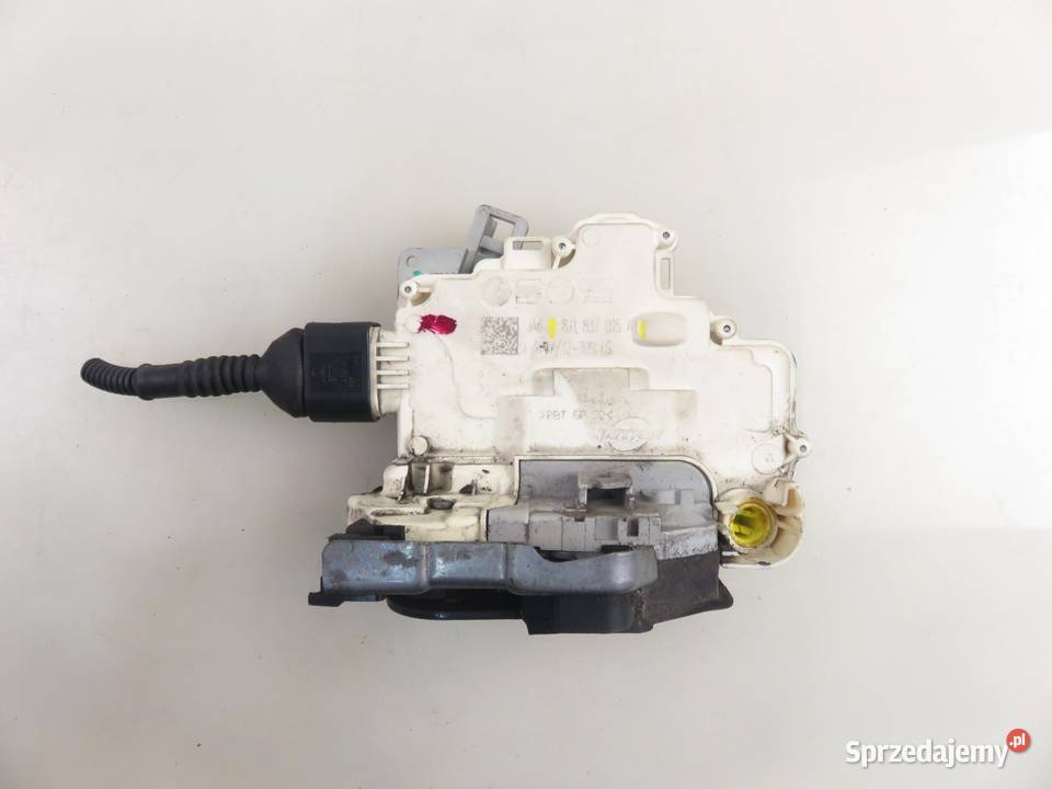 ZAMEK LEWY PRZEDNI AUDI A4 B8 8J1837015A