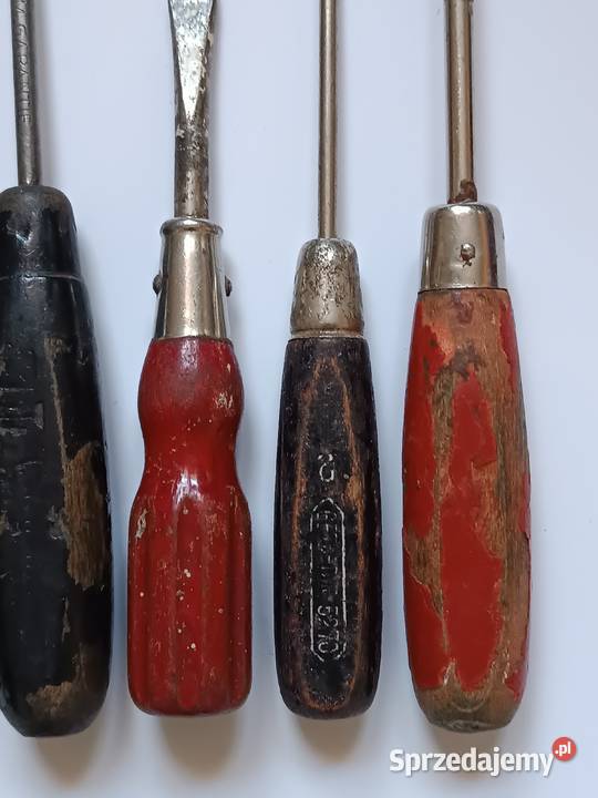 Zestaw starych śrubokrętów z drewnianą rączką Śrubokręty i wkrętaki