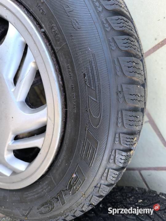 Do sprzedania felgi stalowe z oponami zimowymi sprzedam