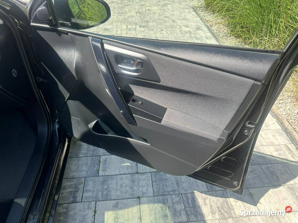 Toyota Auris Hybryda niski przebieg oryginalny światła LED wielkopolskie Poznań sprzedam