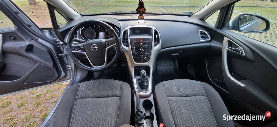 Opel Astra J 17 CDTI 10 lat w jednych rękach aluminiowe felgi
