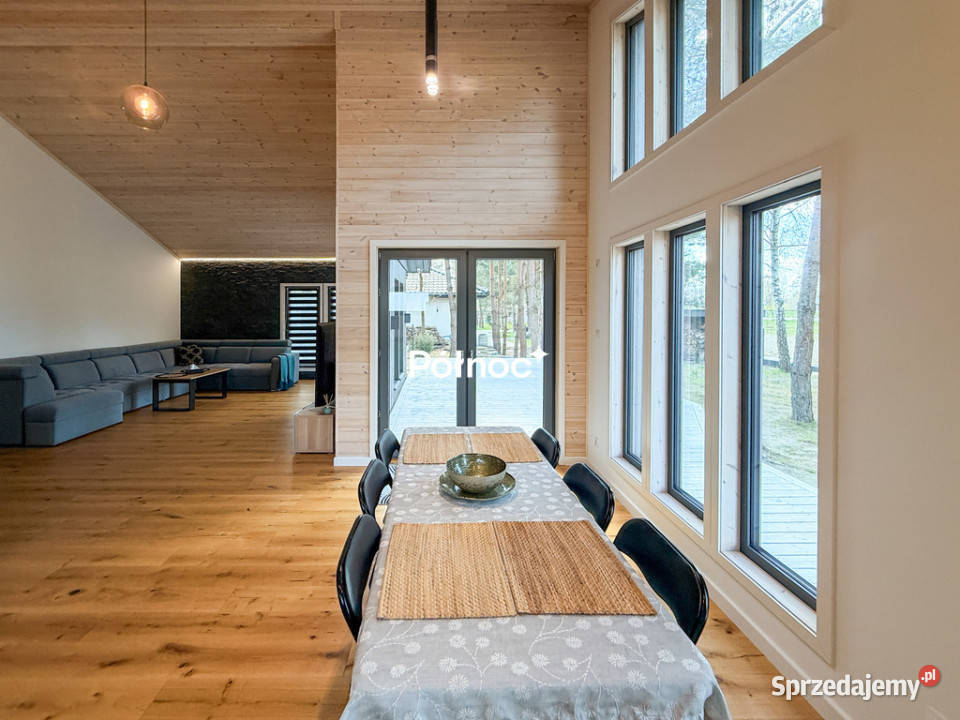 Skandynawski piękny dom wśród drzew Staw