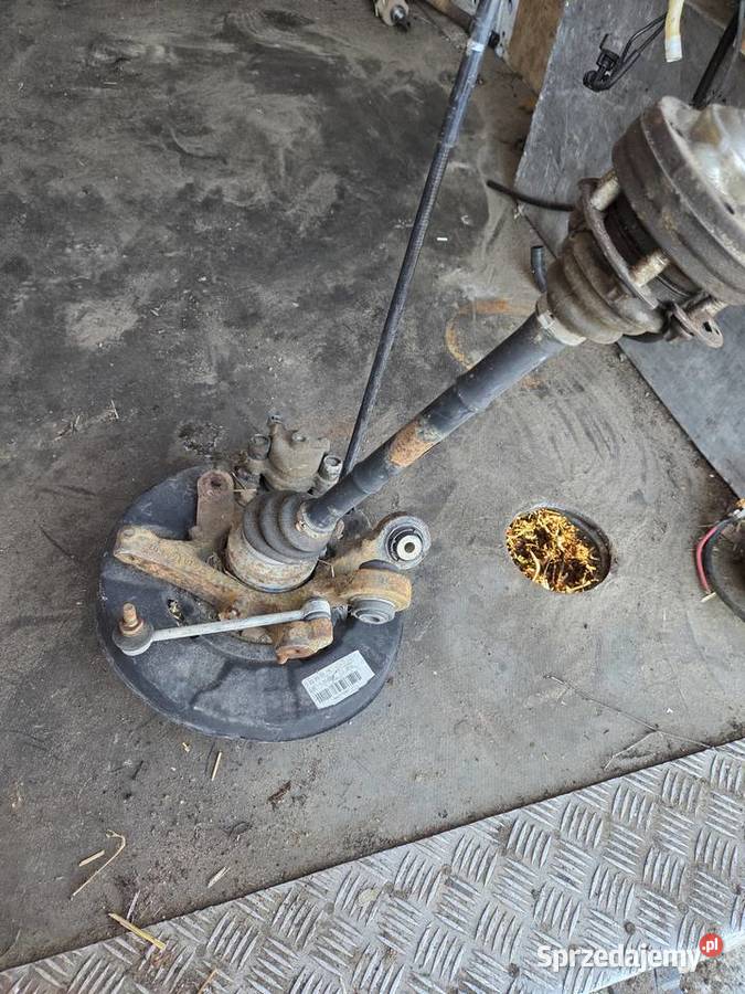 Zwrotnica półoś lewa BMW E91 320D 2010