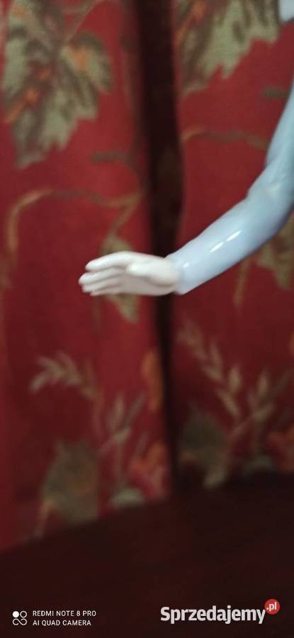 FIGURKA MŁODEJ DZIEWCZYNY Z pieskiem
Zaphir Made