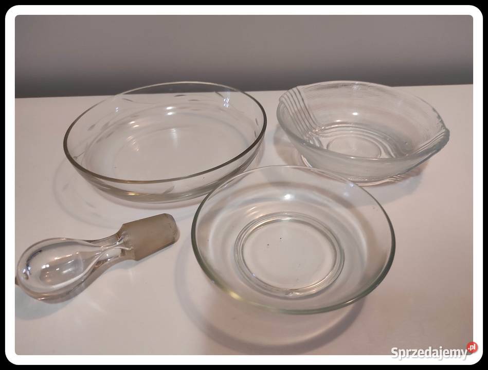 Trzy szklane miseczki niewielkie korek karafki
