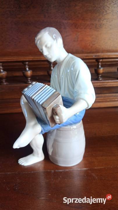 Figurka Szczęśliwy żeglarz grający na akordeonie