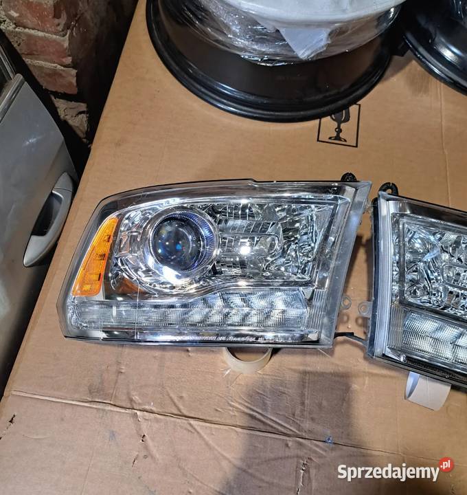 Lampa przednia prawa lewa Dodge RAM Zwykła