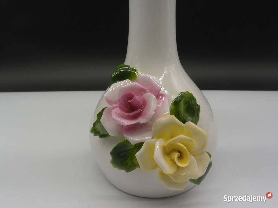 Wazon z porcelany kostnej Staffordshire z różami Raszków