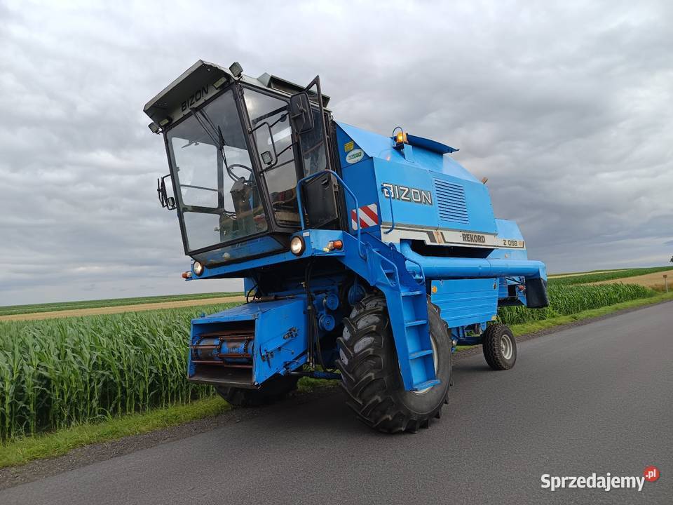 Kombajn zbożowy Bizon Rekord niebieski na dużej
