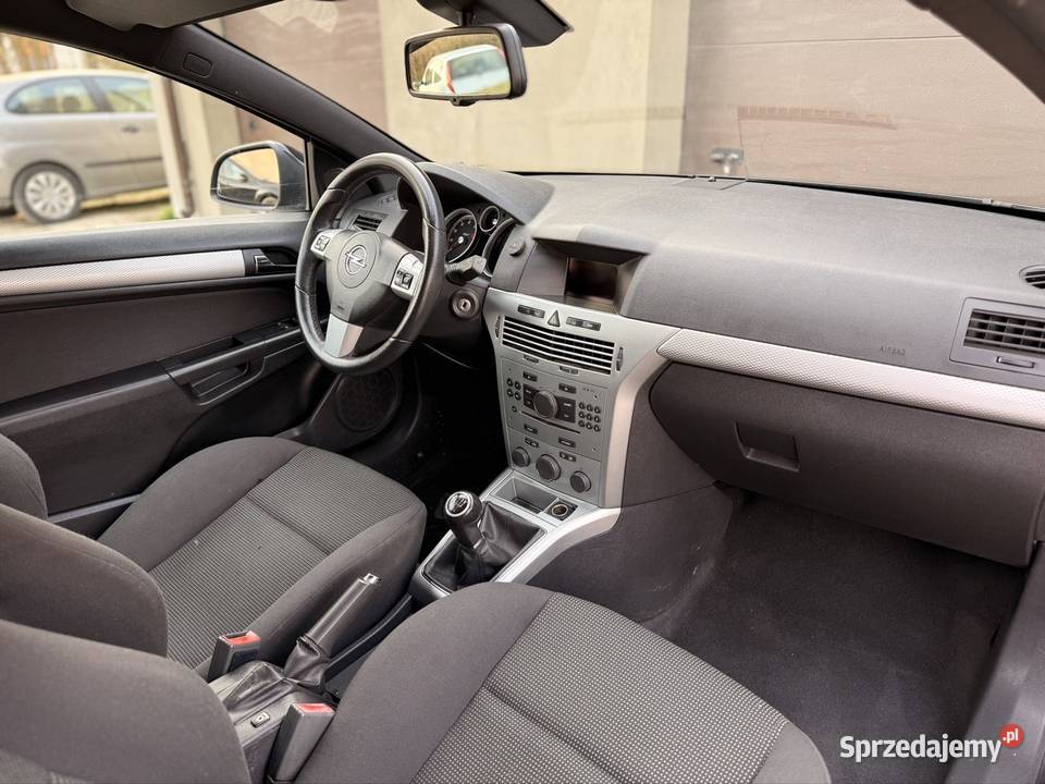 Opel Astra GTC OPC Line 2010 18 140