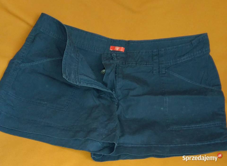 Krótkie spodenki granatowe firmy FFM42