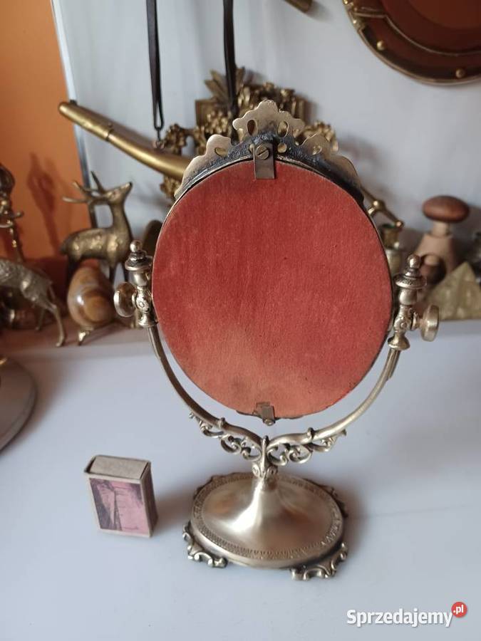 Piękne stojące lusterko w mosiężnej obudowie