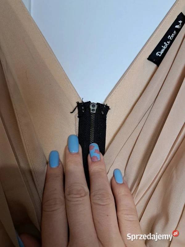 Beżowoczarna sukienka Double Zero S Trąbki Wielkie