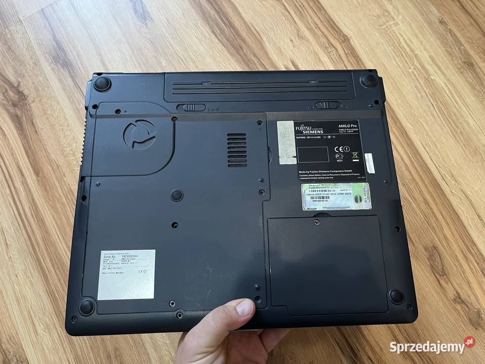 Stary laptop Fujitsu Siemens Amilo Pro V2030 Brzana