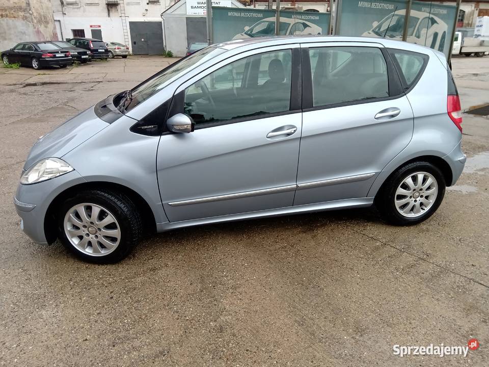 Mercedes a salonowy jedna ręka Mercedes-Benz