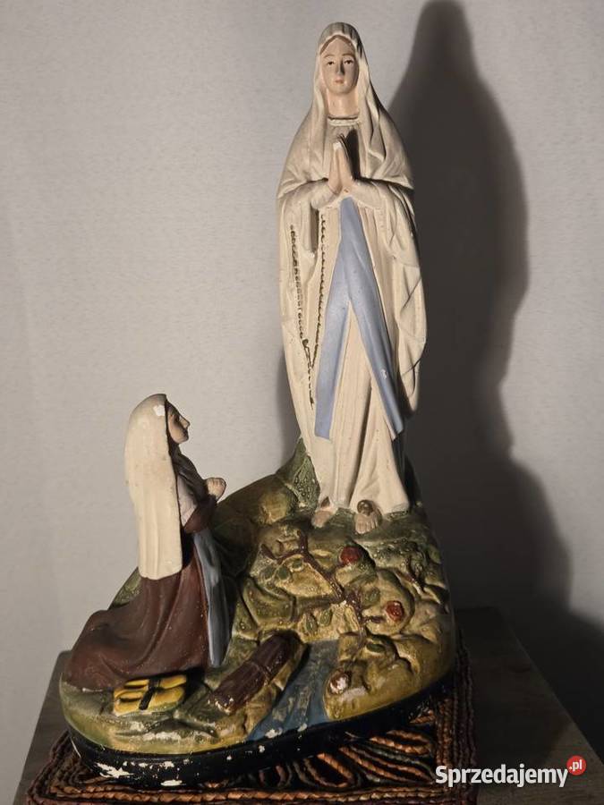 Stara figurka z gipsu Matka Boska z Bernadettą z Łask