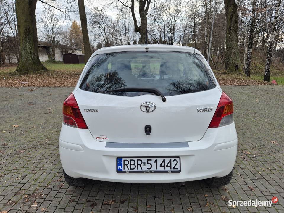 TOYOTA YARIS II 2009 13 BENZYNA LIFT biały Toyota Haczów sprzedam