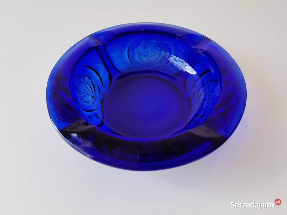 Stara nieużywana niebieska popielniczka Róże