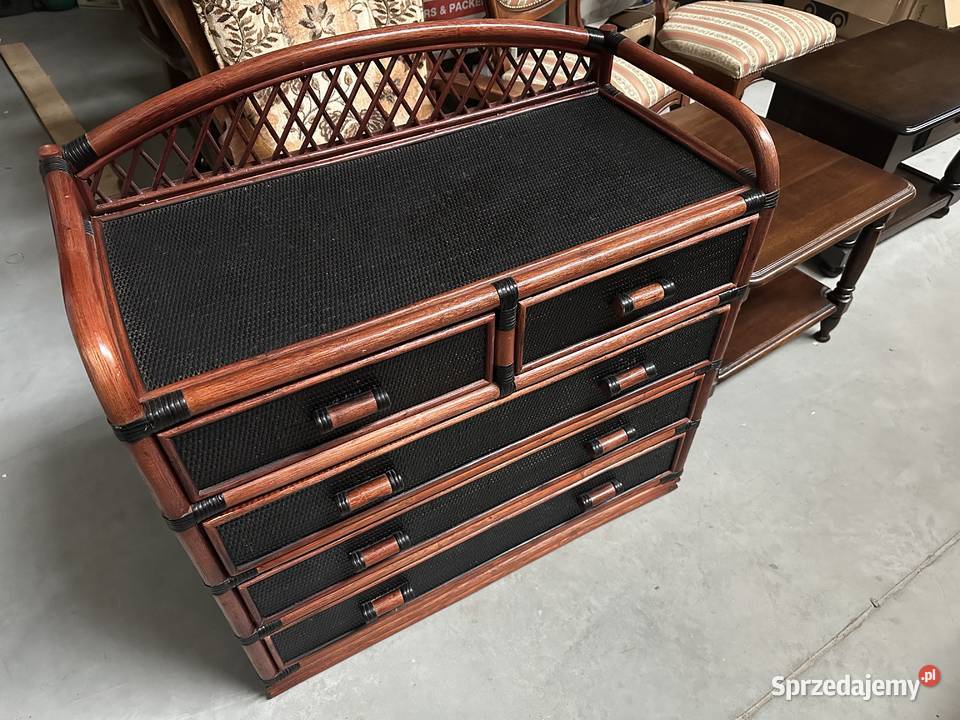 Piękna komoda z rattanu połączona z drewnem