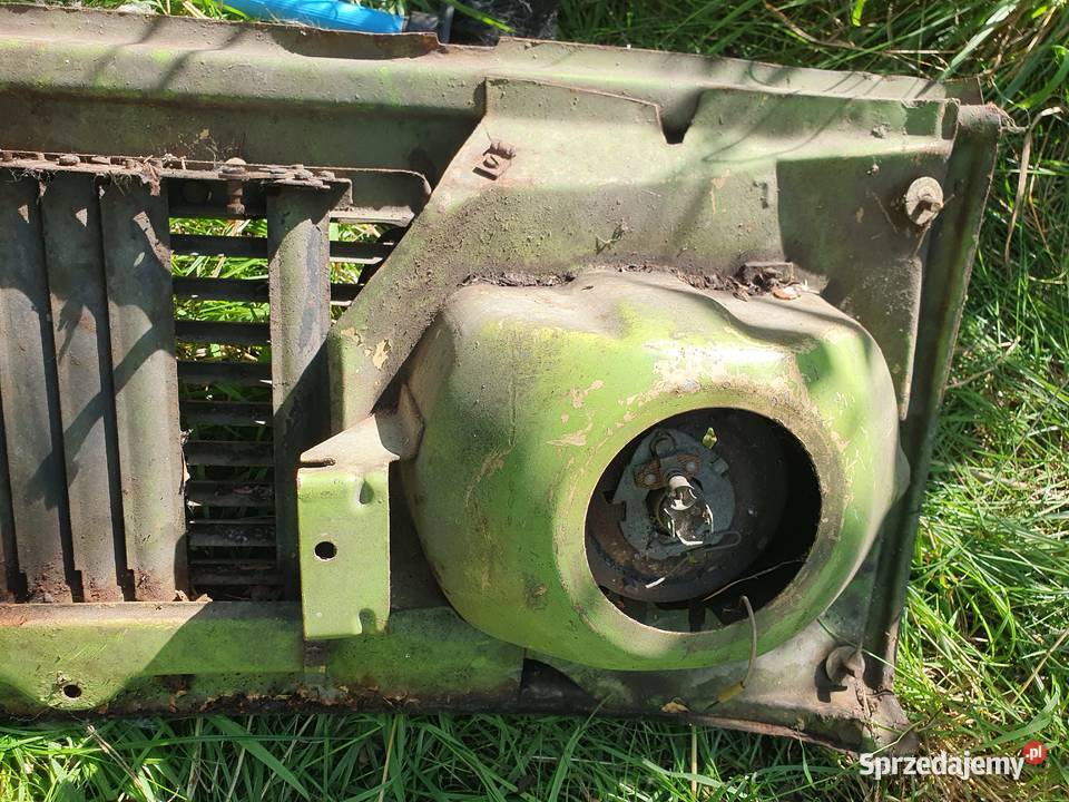 Front pas przedni zielony ze światłami grill