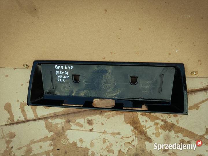 Blenda tablicy rejestracyjnej BMW E30 oryginalna osobowe Pozostałe Biała Rawska