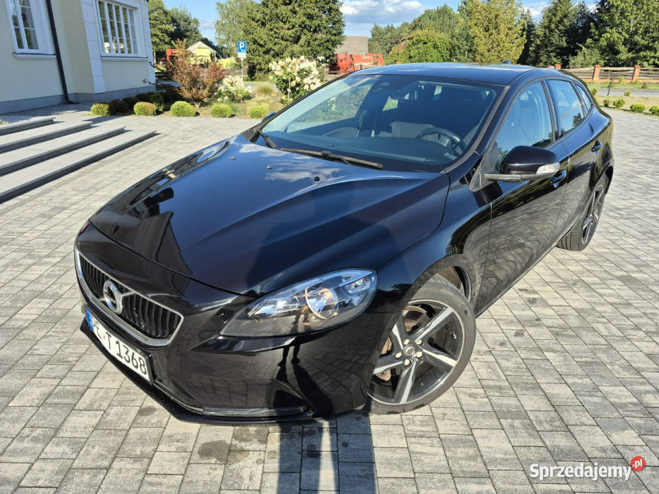 Volvo V40 15 benzyna lift automat navi LED 118 Drelów sprzedam