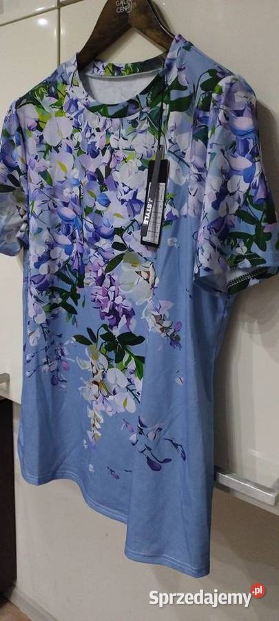 Bluzka z krótkimi rękawami na niebieskim tle Lublin