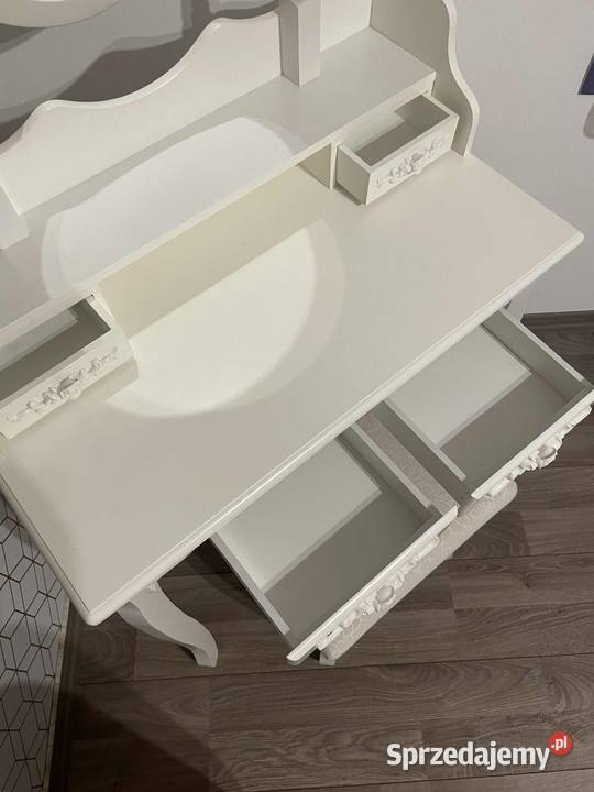 Biała toaletka w zestawie z taboretem podkarpackie Zręcin