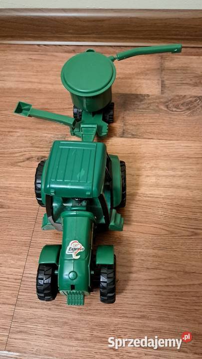 Zielony traktor z odczepianą maszyną Zielona Góra