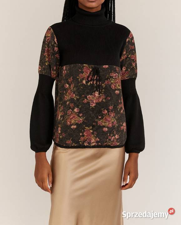 Kwiatuszki na czarnym golfie Wrocław