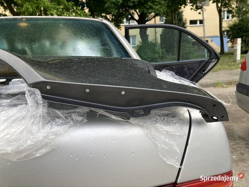 Błotnik prawy Mercedes w124 wąska listwa osobowe sprzedam