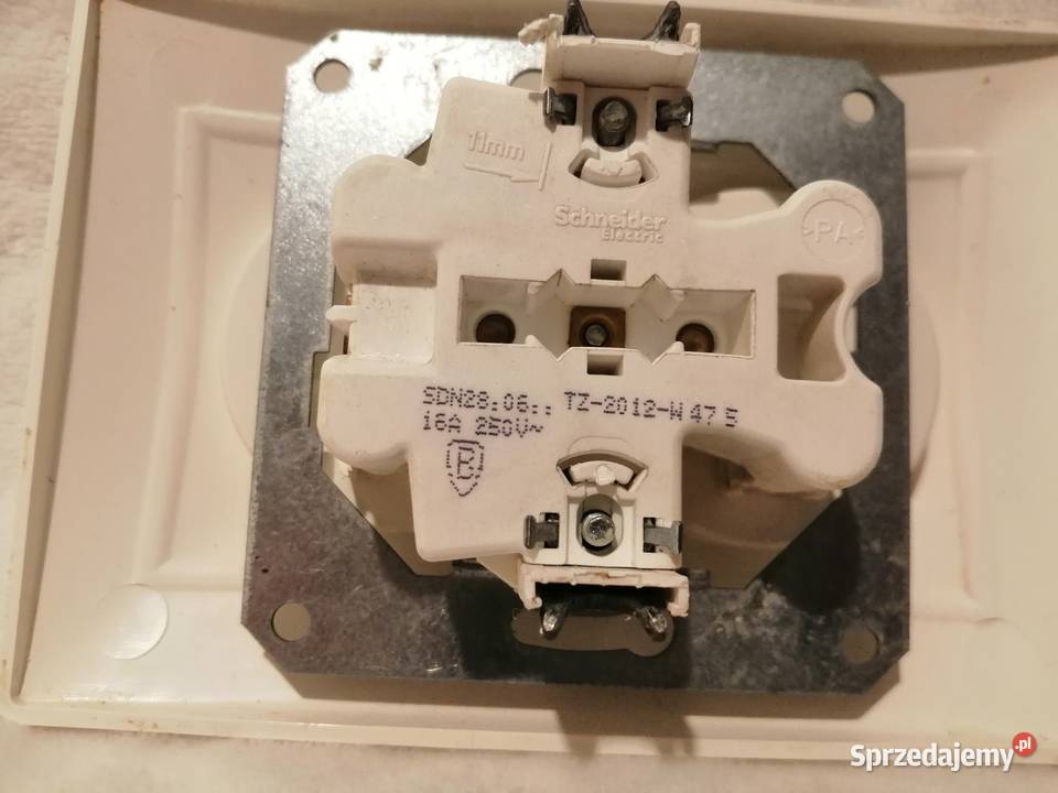 Gniazdo podwójne z uziemieniem z przesłonami Czeladź