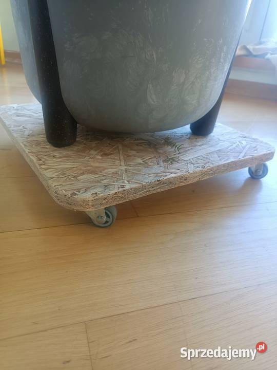 Podstawka pod doniczkę z kółkami sprzedam