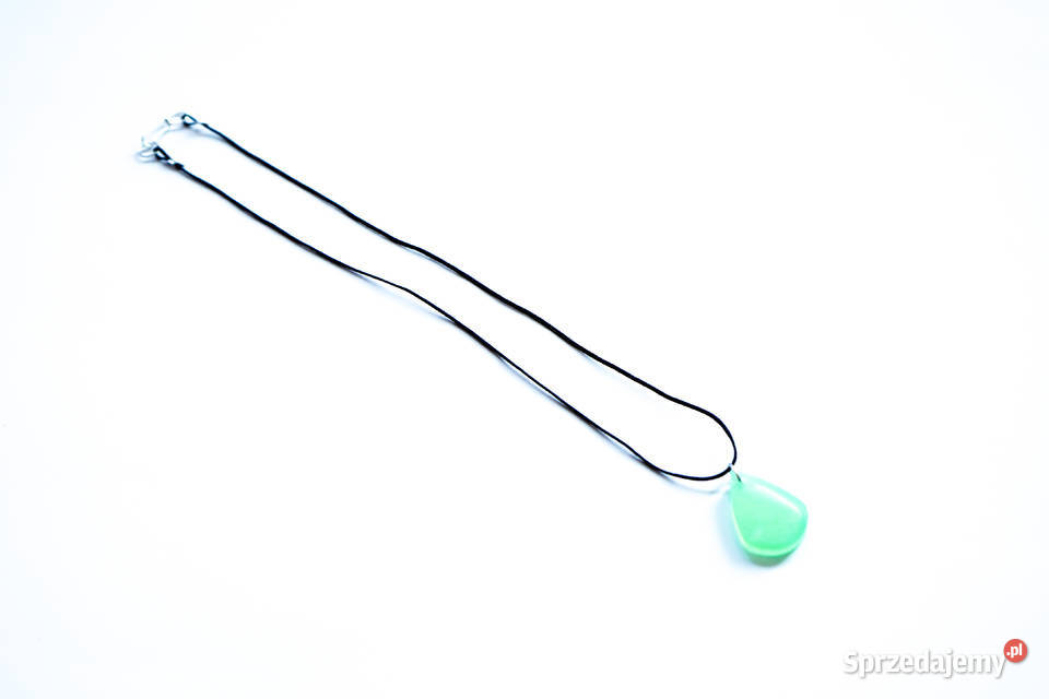 Zielony wisiorek łezka świecący w ciemności i UV Warszawa