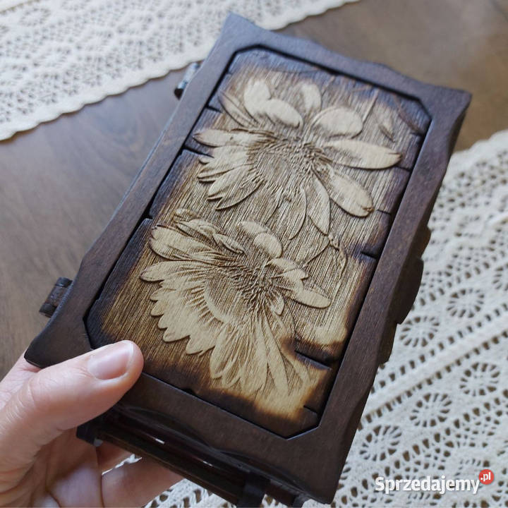 Drewniana Szkatułka z Rumiankami Tworkowa