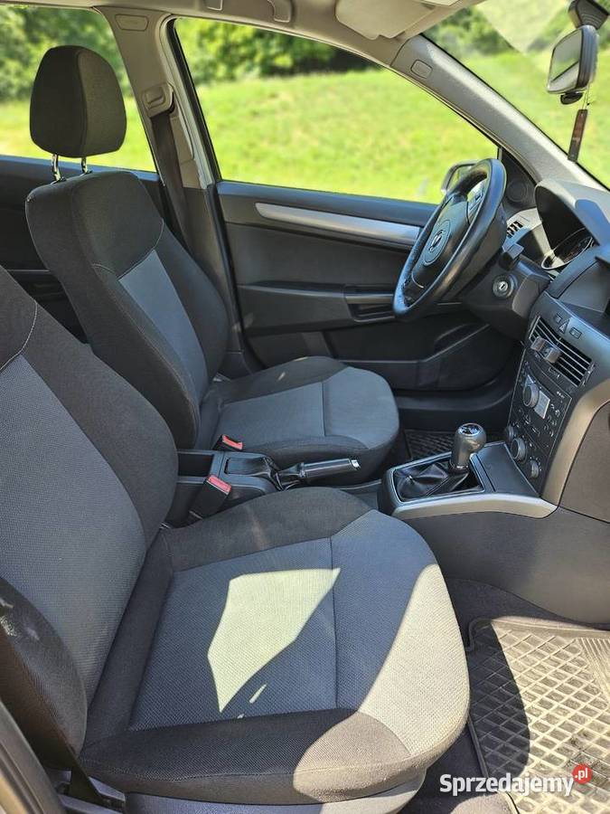Opel Astra kombi przestronne i funkcjonalne auto pomorskie