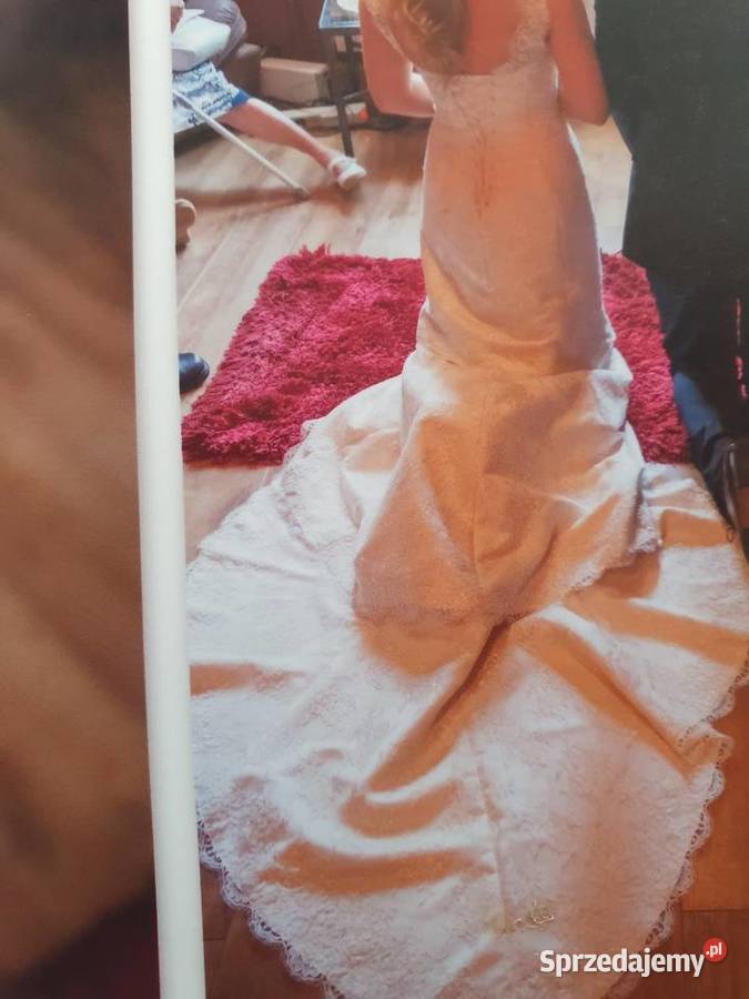 Suknia ślubna z francuskiej koronki z trenem w Morąg sprzedam