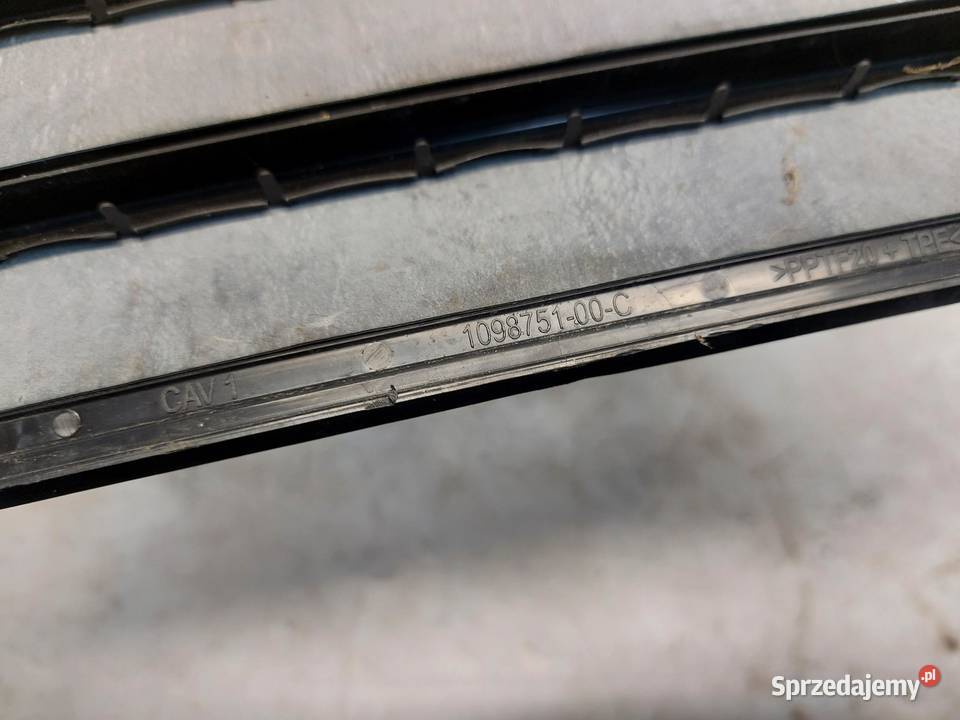 TESLA MODEL Y 2022r KRATKA WENTYLACYJNA PRAWY