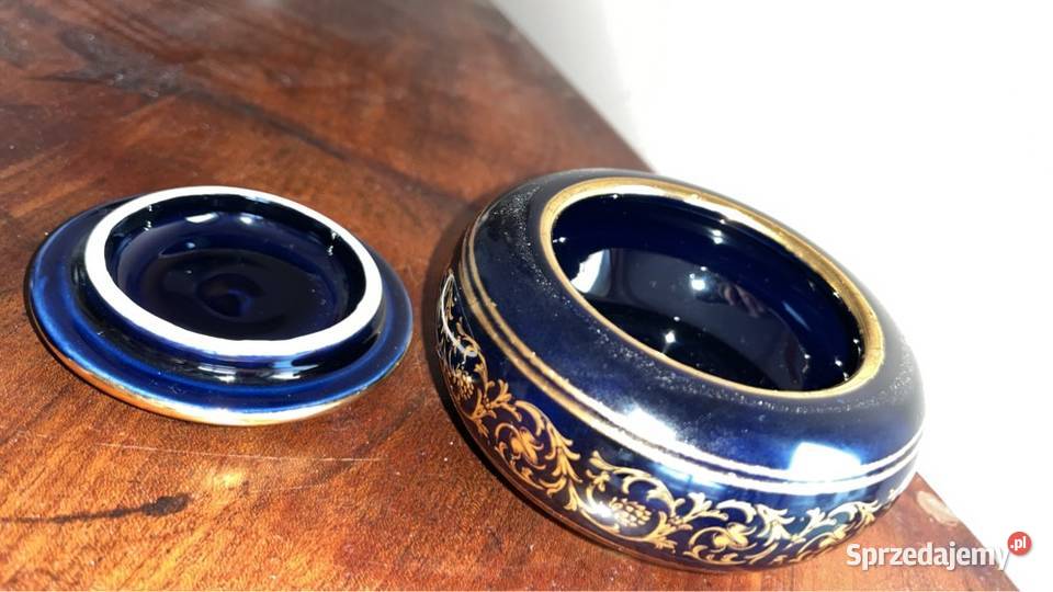 Puzderko z ciemnego kobaltu Na białej porcelanie Porcelana i szkło sprzedam