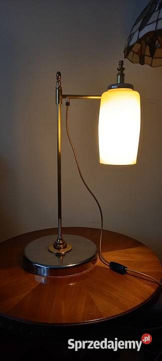 Lampa gabinetowa ze składanym ramieniem