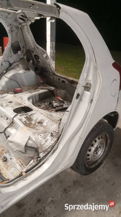 Toyota Yaris błotnik prawylewy sprzedam