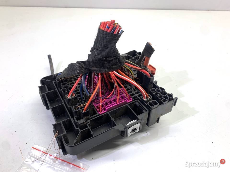 SKRZYNKA BEZPIECZNIKÓW VW TRANSPORTER T6 osobowe podkarpackie