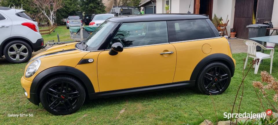 Piękny Mini Cooper dużym serwisie