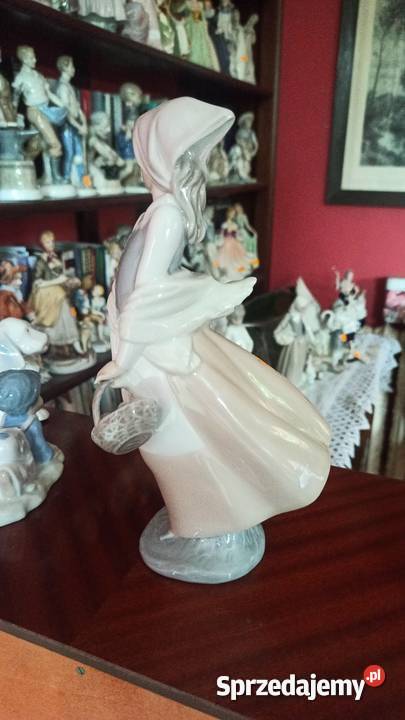 Dziewczyna z koszem kwiatów NAO Spain by Lladro