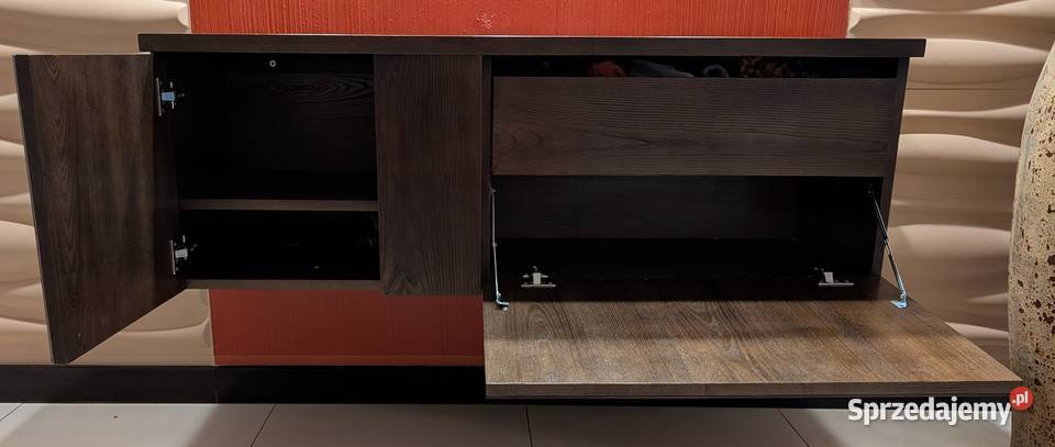 Drewniana szafka wisząca