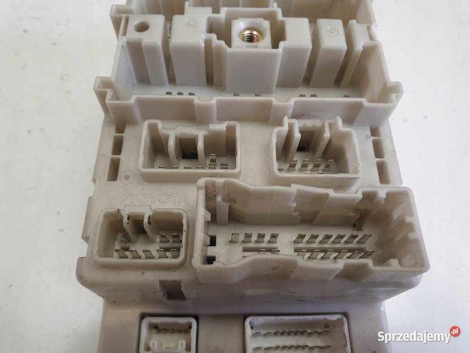 Toyota RAV4 II 20 d4d SKRZYNKA BEZPIECZNIKÓW