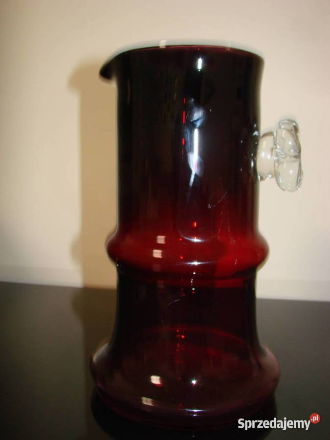 dzbanek czerwone szkło Pruszcz Gdański