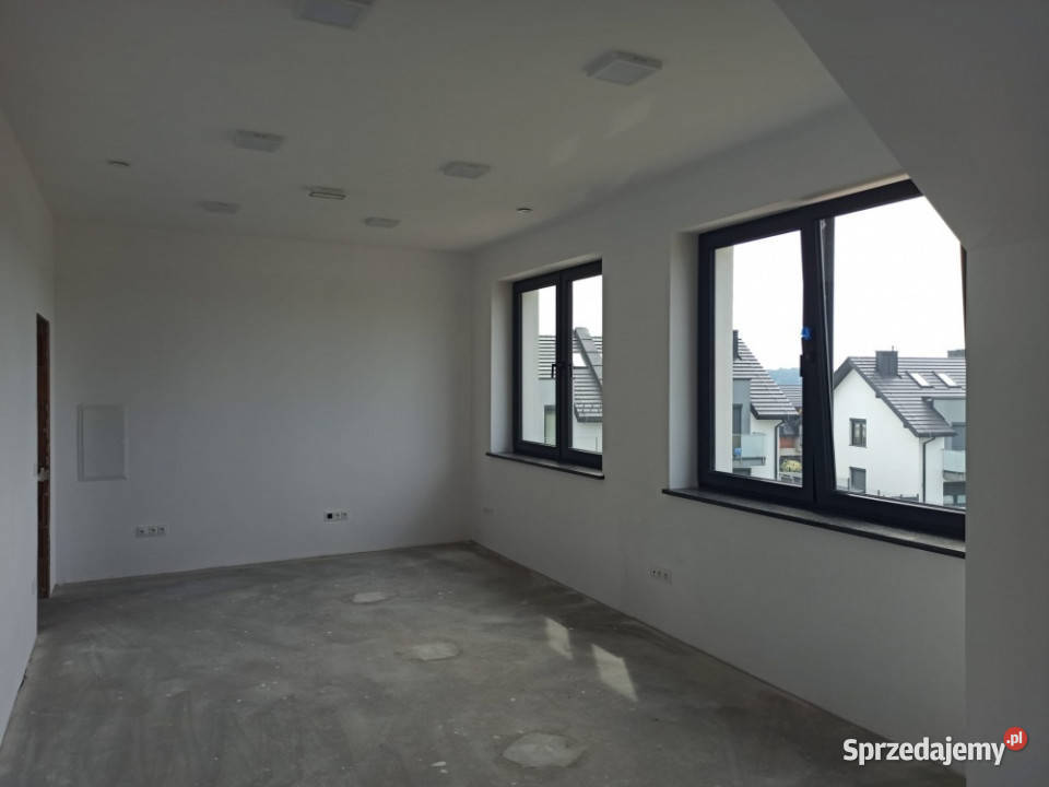 119 m z własnym wejściem i witryną 3 miejsca Zielonki